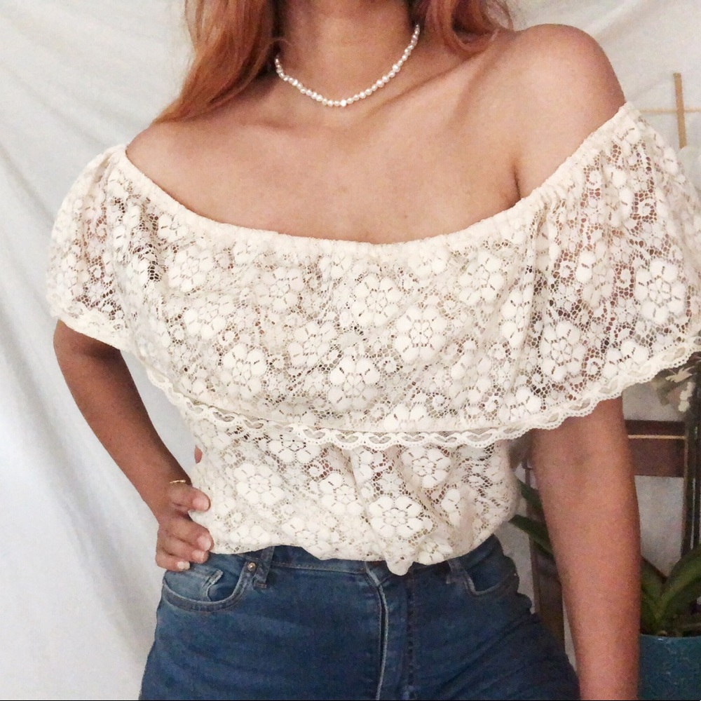 SOLD✔️1970s white off the shoulder lace blouse